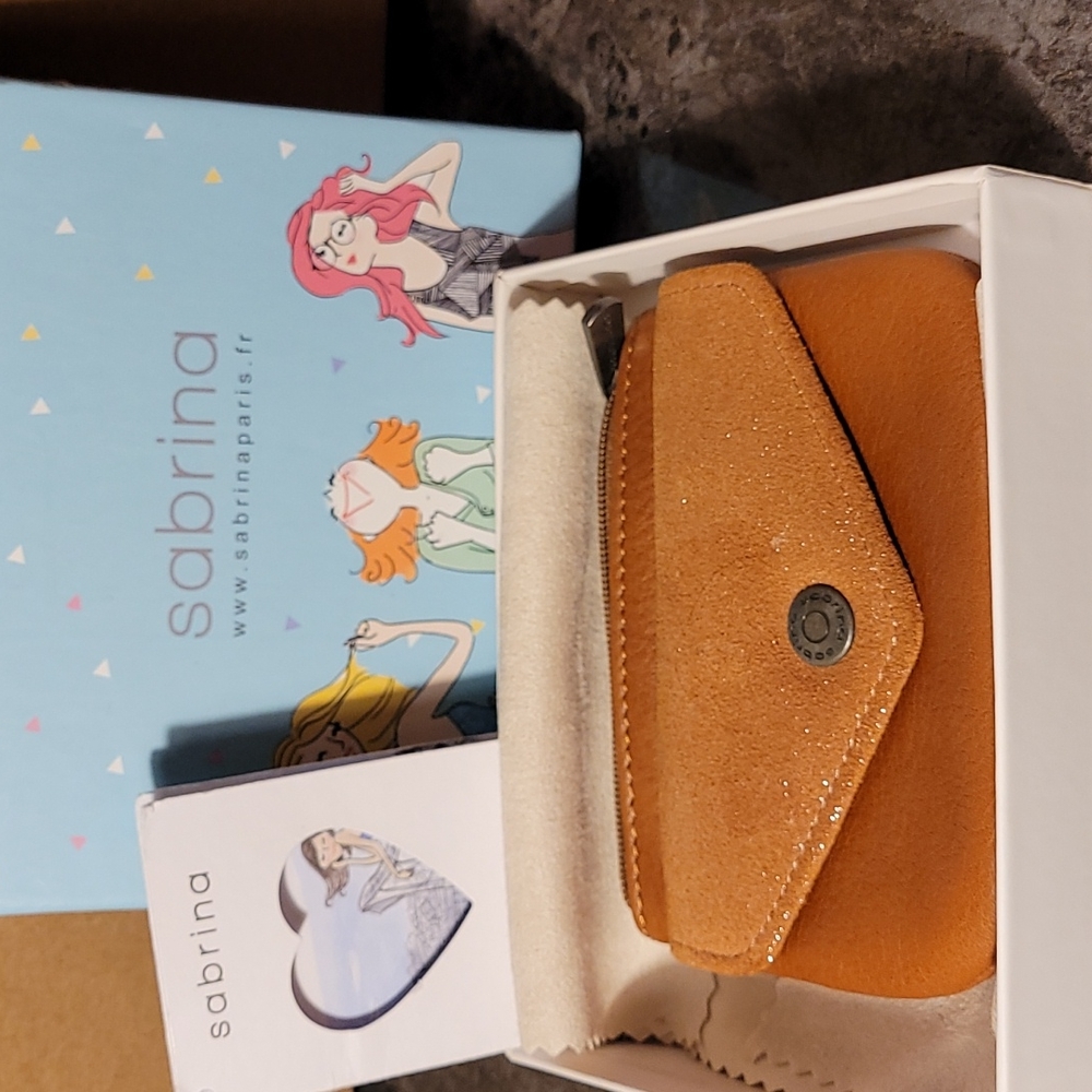 New in box! Sabrina Emmy sparkly genuine leather tan wallet gift set